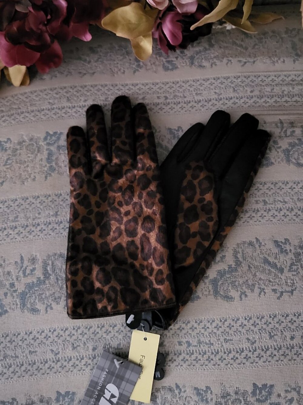 CII FASHION ACCESSORIES Women Leopard Faux Fur Leather Palm Gloves M NWT